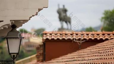 瓦赫唐古尔加萨里纪念碑俯视建筑物屋顶，古代著名人物